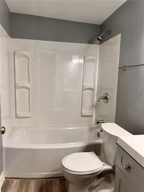 Bath - 1015 Hillcrest Ave, Springfield, OH 45504 photo 6 of 7