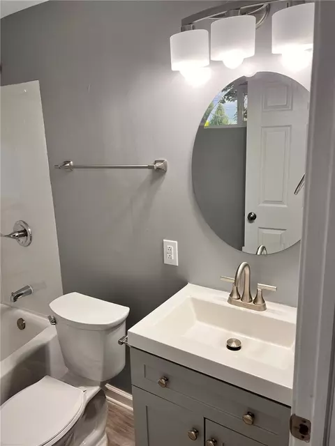 Bath - 1015 Hillcrest Ave, Springfield, OH 45504 photo 7 of 7