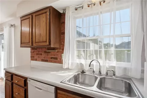Kitchen - 456 Rolling Mdws, Centerville, OH 45459 photo 4 of 5