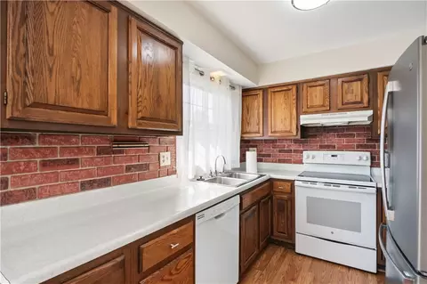 Kitchen - 456 Rolling Mdws, Centerville, OH 45459 photo 2 of 5