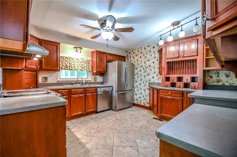 Kitchen - 2016 E Oak Tree Dr, Kettering, OH 45440 photo 2 of 3