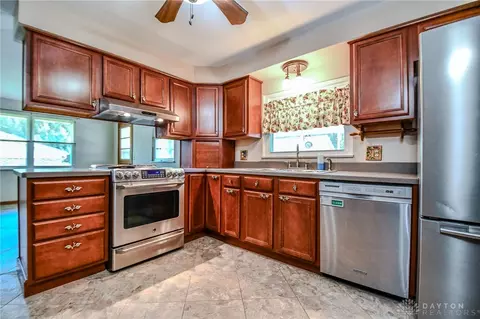 Kitchen - 2016 E Oak Tree Dr, Kettering, OH 45440 photo 3 of 3
