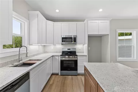 Kitchen - 988 Crab Tree Ct, Morrow, OH 45152 photo 6 of 6
