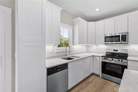 Kitchen - 988 Crab Tree Ct, Morrow, OH 45152 photo 5 of 6