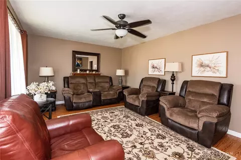 Living - 1011 Abington Pl, Springfield, OH 45503 photo 2 of 2