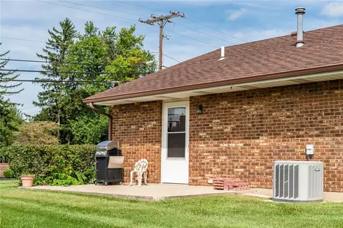 Exterior - 1011 Abington Pl, Springfield, OH 45503 photo 6 of 8
