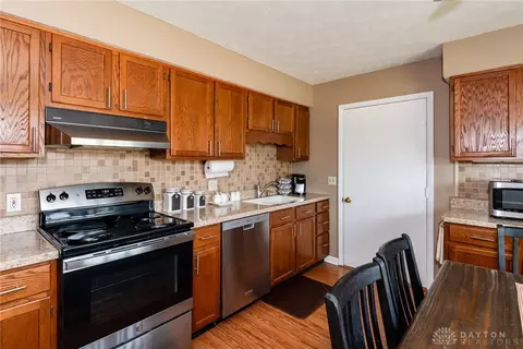 Kitchen - 1011 Abington Pl, Springfield, OH 45503 photo 2 of 3