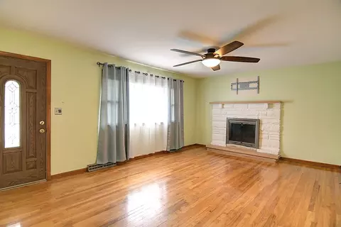 Living - 2752 Danbury Rd, Springfield, OH 45505 photo 2 of 5