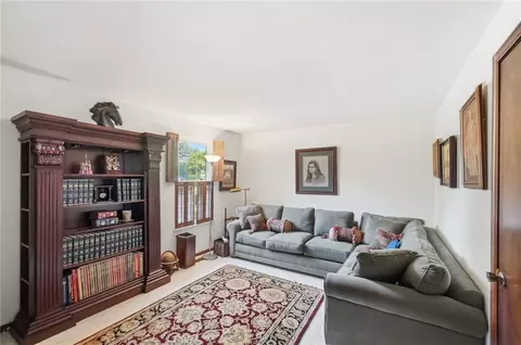 Living - 910 Sunnycreek Dr, Centerville, OH 45458 photo 6 of 6