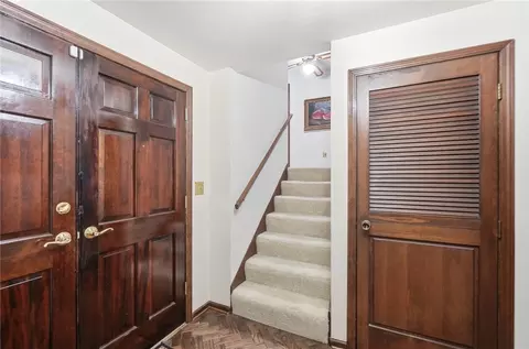 Entry Way - 910 Sunnycreek Dr, Centerville, OH 45458 photo 3 of 5