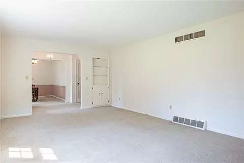 Living - 1553 Red Oak Rd, Kettering, OH 45432 photo 2 of 3