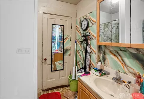 Bath - 207 S Shaffer St, Springfield, OH 45506 photo 2 of 3