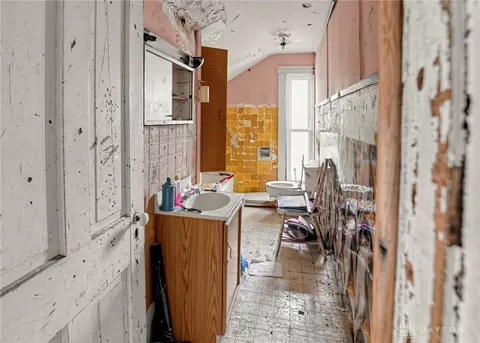 Bath - 207 S Shaffer St, Springfield, OH 45506 photo 1 of 3