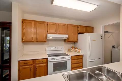 Kitchen - 124 Mallard Glen Dr, Centerville, OH 45458 photo 2 of 2