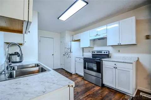 Kitchen - 1584 Farrington Dr, Kettering, OH 45420 photo 2 of 4