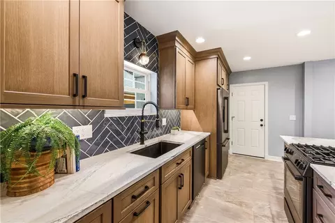 Kitchen - 4010 Ridgeway Rd, Kettering, OH 45429 photo 4 of 6