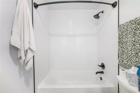 Bath - 7870 Old Dobbin Pl, Centerville, OH 45459 photo 2 of 3