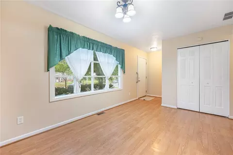 Living - 2512 Red Coach Dr, Springfield, OH 45503 photo 5 of 7