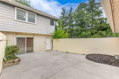 Exterior - 2512 Red Coach Dr, Springfield, OH 45503 photo 4 of 6