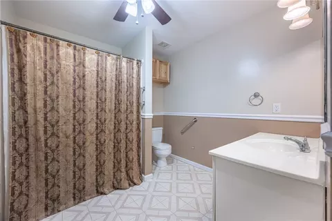 Bath - 2512 Red Coach Dr, Springfield, OH 45503 photo 2 of 3