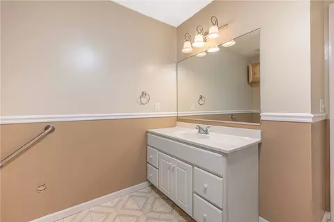 Bath - 2512 Red Coach Dr, Springfield, OH 45503 photo 3 of 3