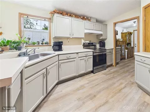 Kitchen - 6365 Springfield Xenia Rd, Springfield, OH 45502 photo 2 of 3