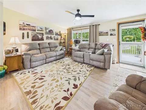 Living - 6365 Springfield Xenia Rd, Springfield, OH 45502 photo 4 of 5