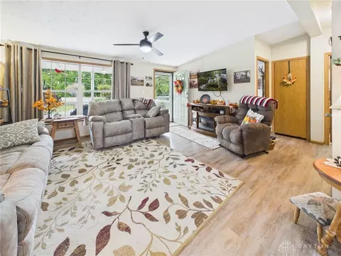 Living - 6365 Springfield Xenia Rd, Springfield, OH 45502 photo 3 of 5