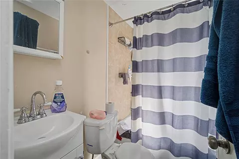 Bath - 526 Corona Ave, Kettering, OH 45419 photo 1 of 2
