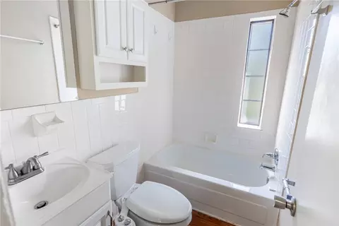 Bath - 526 Corona Ave, Kettering, OH 45419 photo 2 of 2