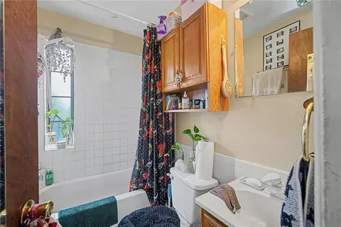 Bath - 532 Corona Ave, Kettering, OH 45419 photo 2 of 2