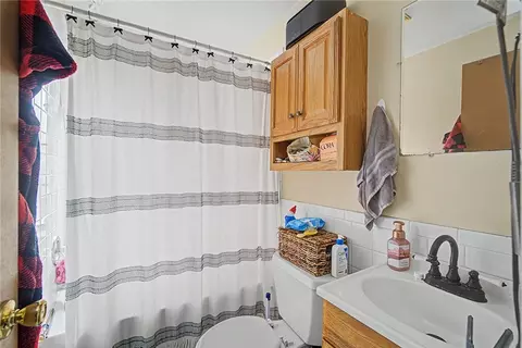 Bath - 532 Corona Ave, Kettering, OH 45419 photo 1 of 2