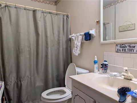 Bath - 115 Villa Rd, Springfield, OH 45503 photo 1 of 2
