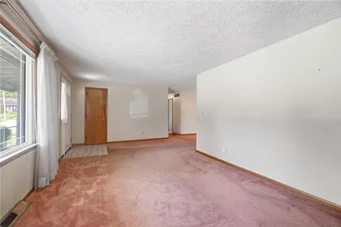 Living - 2560 Casey Dr, Springfield, OH 45503 photo 5 of 9