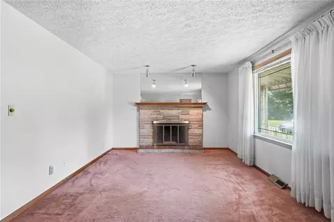 Living - 2560 Casey Dr, Springfield, OH 45503 photo 3 of 9