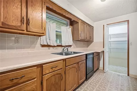 Kitchen - 2560 Casey Dr, Springfield, OH 45503 photo 7 of 7