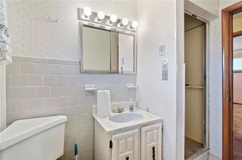 Bath - 2560 Casey Dr, Springfield, OH 45503 photo 3 of 4