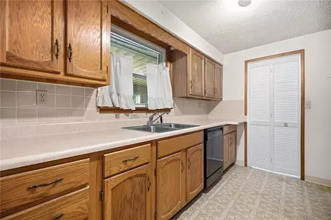 Kitchen - 2560 Casey Dr, Springfield, OH 45503 photo 6 of 7