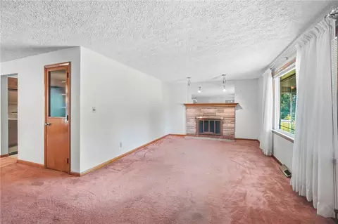 Living - 2560 Casey Dr, Springfield, OH 45503 photo 7 of 9