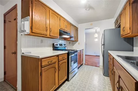 Kitchen - 2560 Casey Dr, Springfield, OH 45503 photo 4 of 7