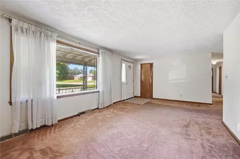 Living - 2560 Casey Dr, Springfield, OH 45503 photo 4 of 9