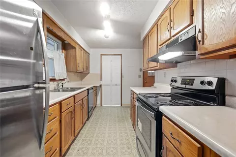 Kitchen - 2560 Casey Dr, Springfield, OH 45503 photo 5 of 7