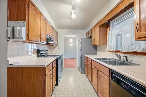 Kitchen - 2560 Casey Dr, Springfield, OH 45503 photo 3 of 7