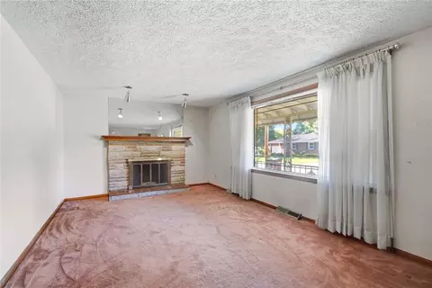 Living - 2560 Casey Dr, Springfield, OH 45503 photo 2 of 9