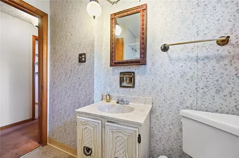 Bath - 2560 Casey Dr, Springfield, OH 45503 photo 2 of 4