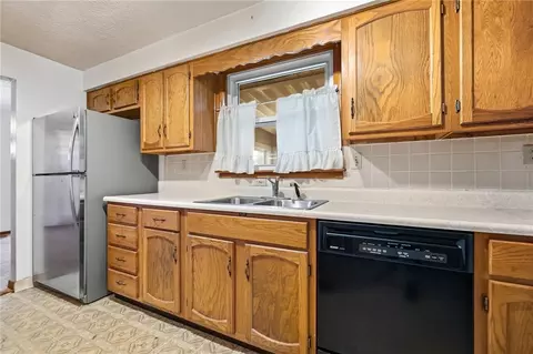 Kitchen - 2560 Casey Dr, Springfield, OH 45503 photo 2 of 7