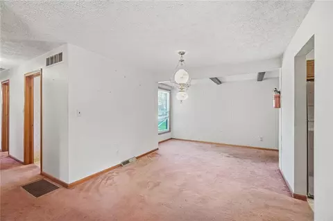Living - 2560 Casey Dr, Springfield, OH 45503 photo 9 of 9