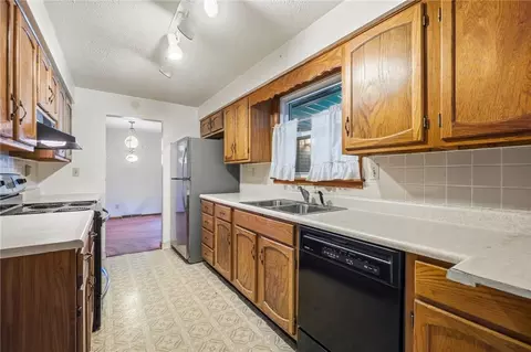 Kitchen - 2560 Casey Dr, Springfield, OH 45503 photo 1 of 7