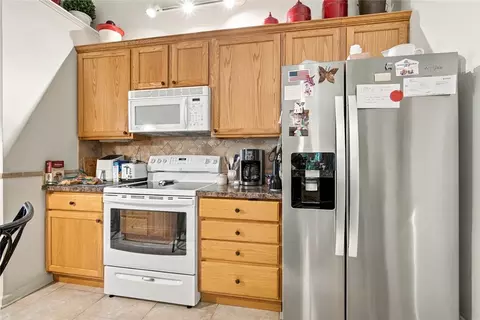 Kitchen - 6901 Wembley Cir, Centerville, OH 45459 photo 3 of 6