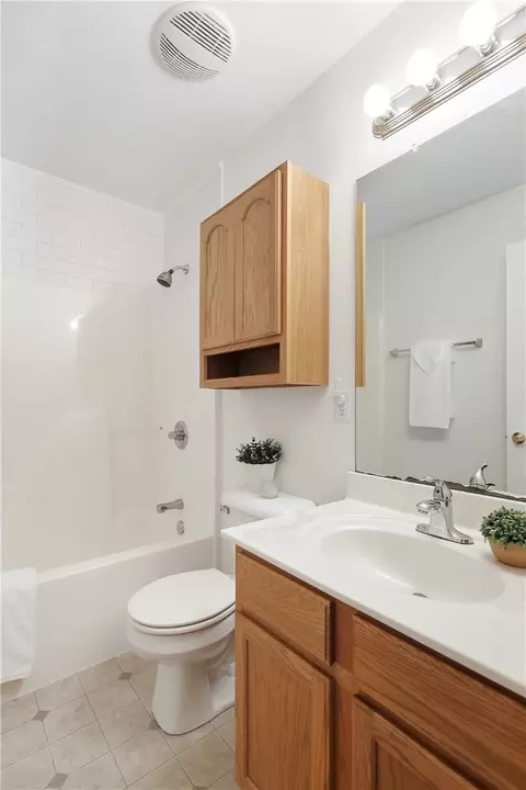 Bath - 3082 W Jackson Rd, Springfield, OH 45502 photo 7 of 7